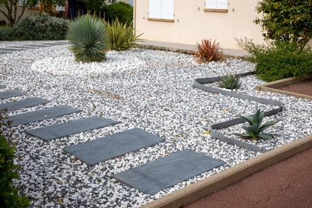 Living gray and white gravel house outdoor design.